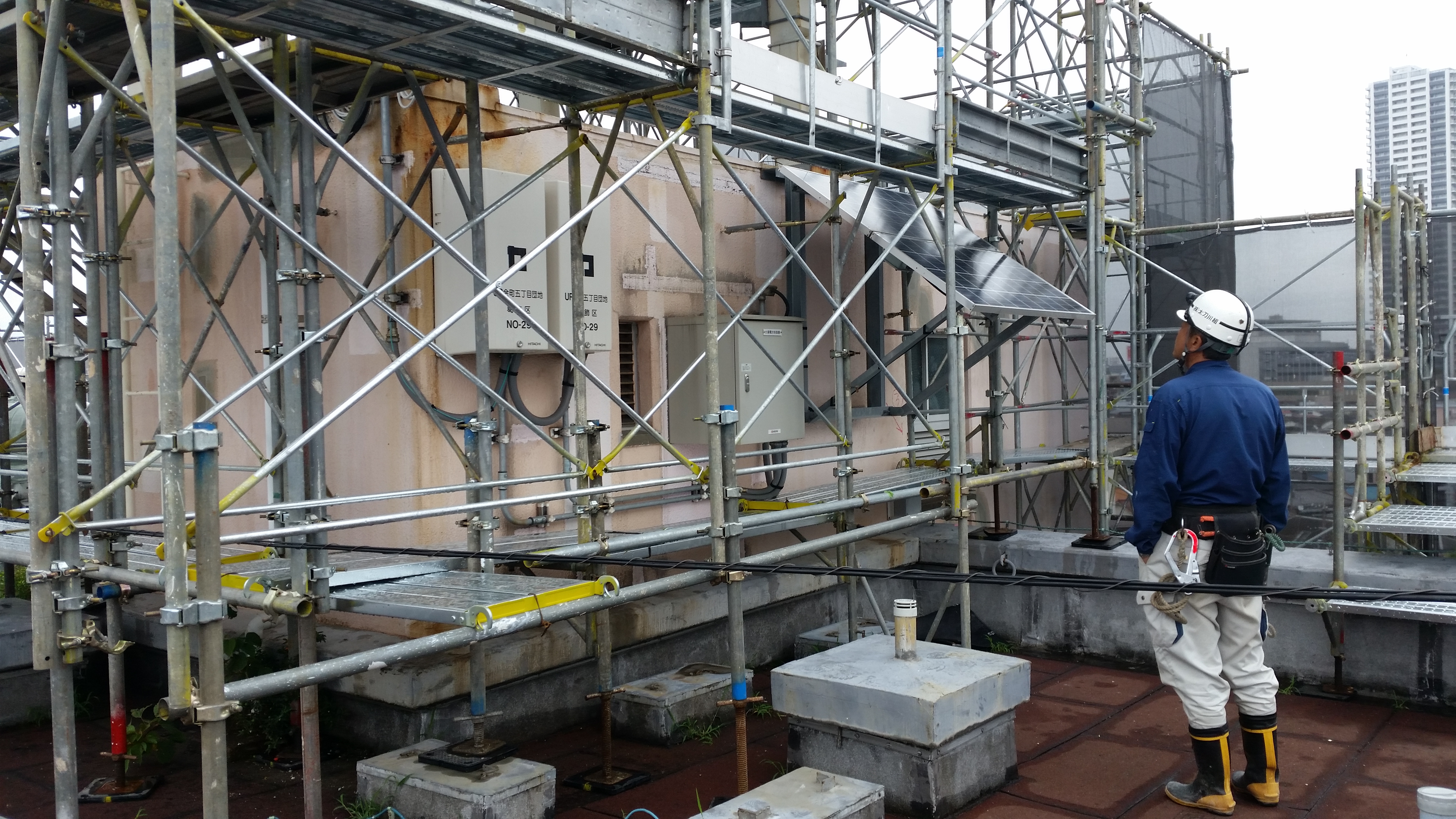 団地屋上の足場工事